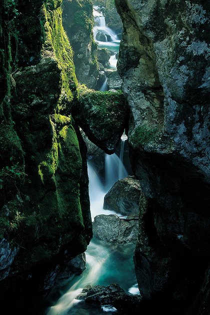 Testa d\'orso - una grande roccia incastrata tra le pareti del Canyon della Zadlaščica.