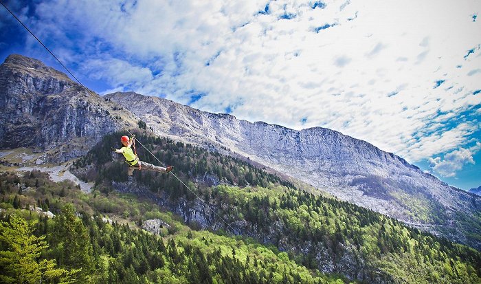 Discesa dalla catena montuosa del Kanin su cavo d\'acciaio