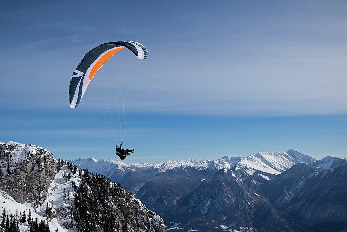 Il parapendio scende nella conca di Bovec innevata