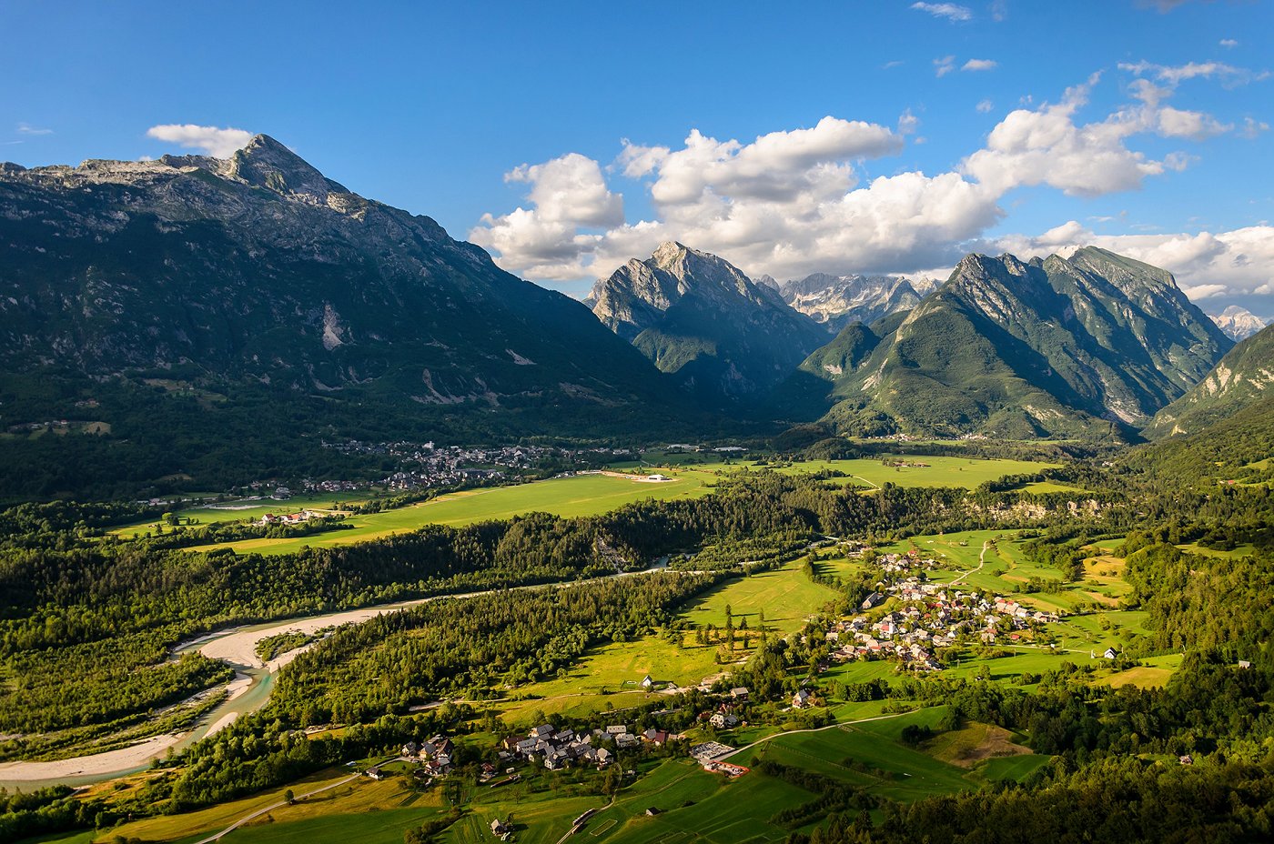 Blick auf die Stadt Bovec und das Dorf Čezsoča, zwischen dem der Fluss Soča fließt, im Hintergrund die örtlichen Berge