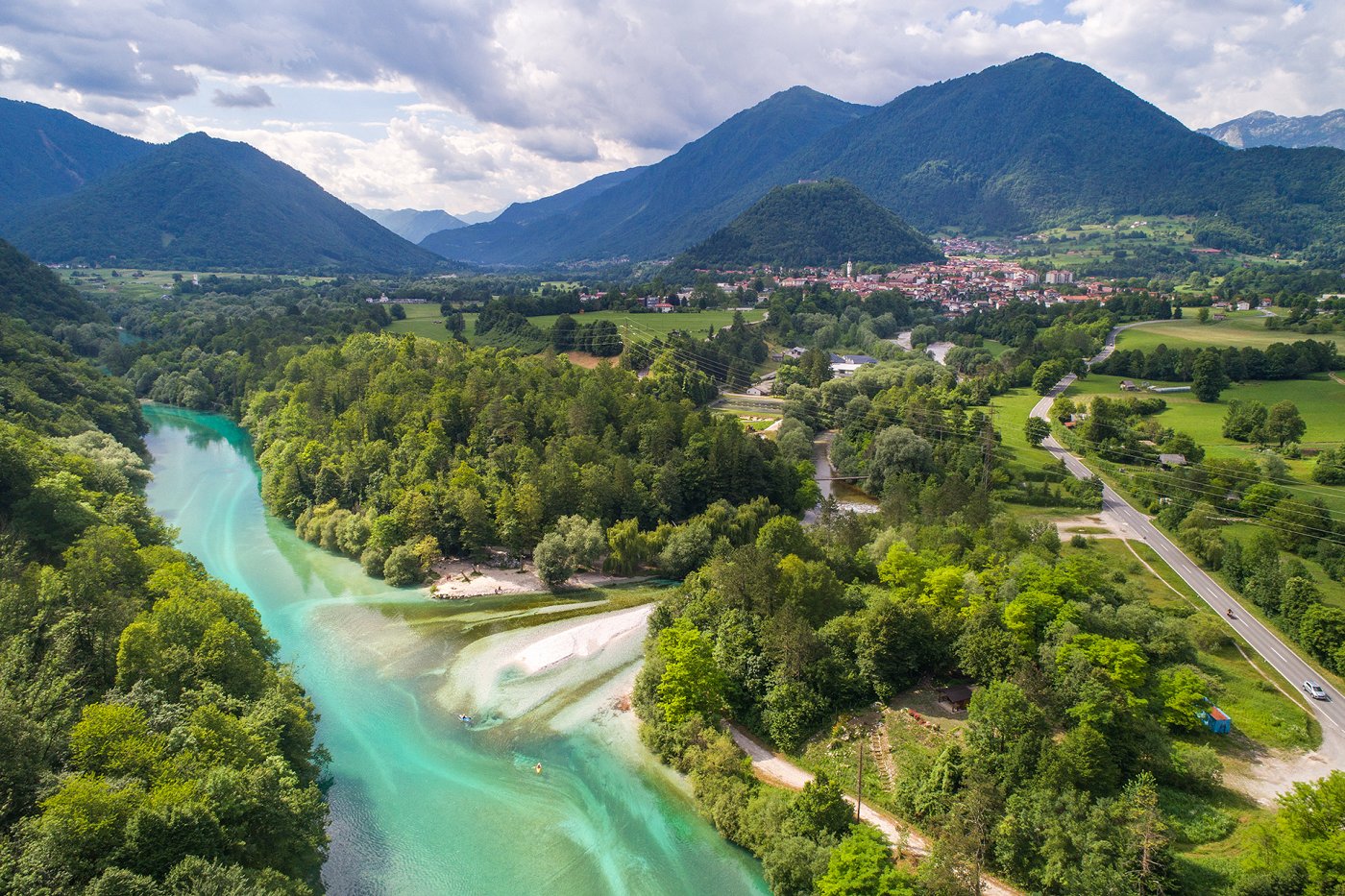 Razgled na sotočje reke Soče in Tolminke, v ozadju mesto Tolmin in lokalni hribi