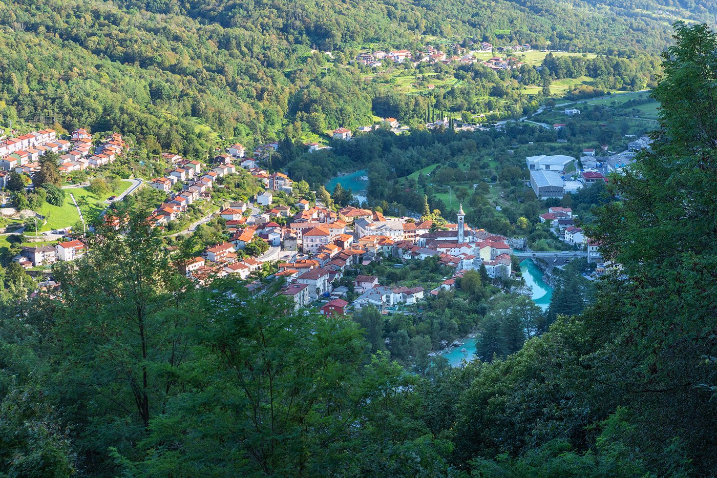 Razgled na mesto Kanal mimo katerega teče reka Soča