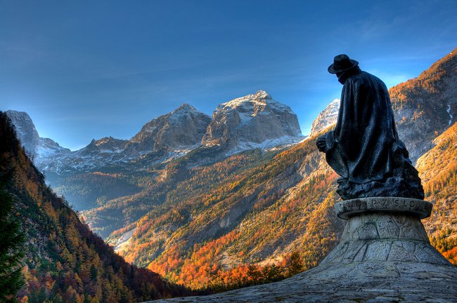 Monument dr. Juliusu Kugyju, Vršič Kugy-monument-in-Trenta_photo-Ales-FrelihPicture-Slovenia1920.jpg