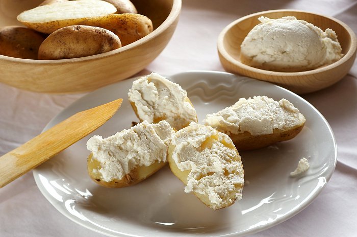 patate \"Čompe\" (cotte e non sbucciate) e ricotta salata di pecora