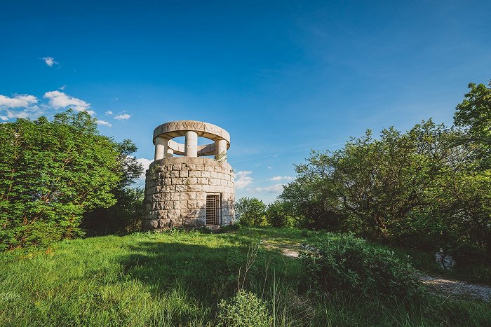 Mavzolej v čast italijanskemu generalu Mauriziu Ferrantu Gonzagi