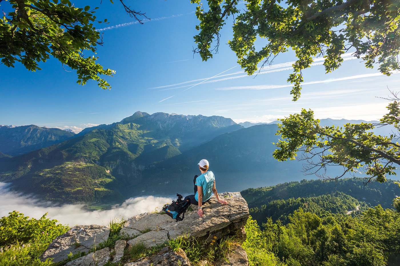 Der Wanderer ruht auf einem Felsen mit Blick auf das Soča-Tal