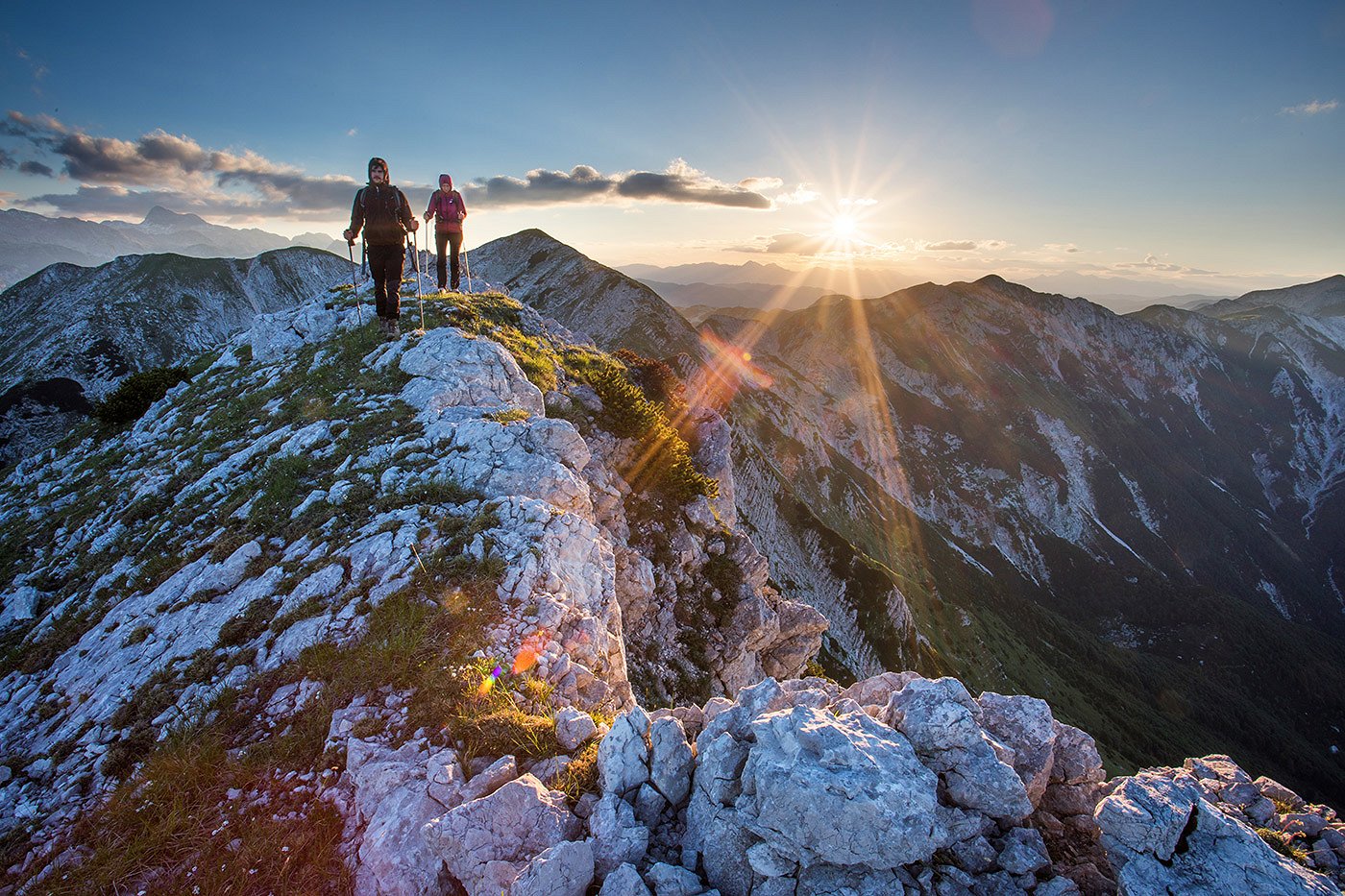 Wanderer genießen den Sonnenaufgang in den Bergen