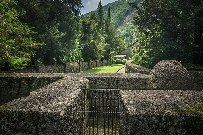 Entrance in front of the walls of the German ossuary