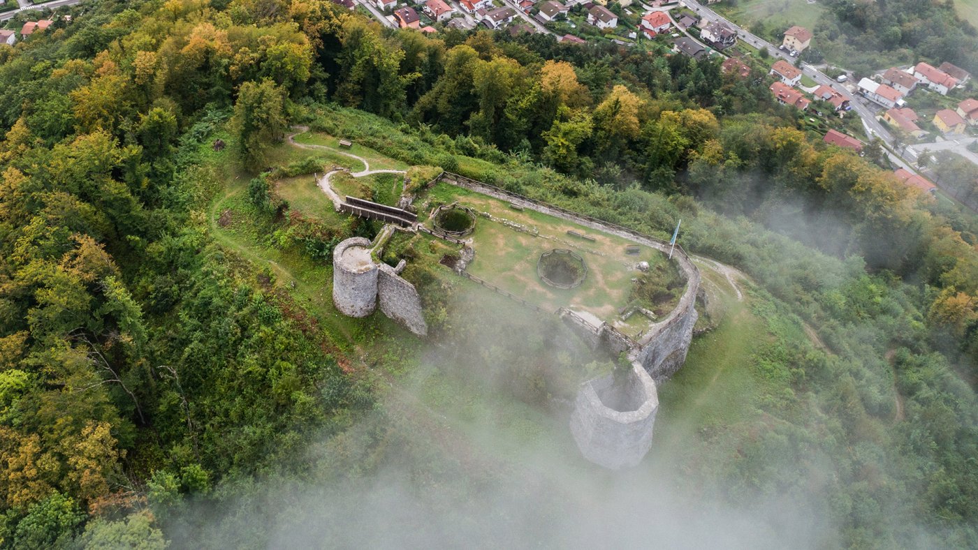Die Überreste der Burg auf dem Hügel Kozlov rob aus der Vogelperspektive