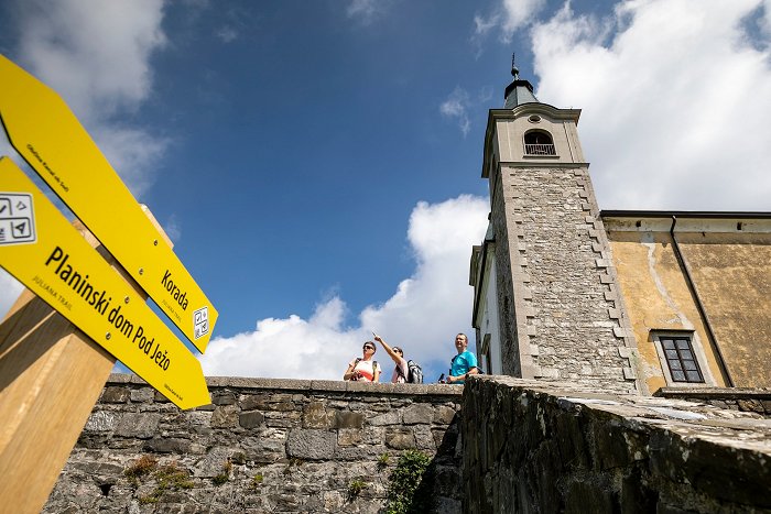 Gli escursionisti si godono il panorama davanti alla chiesa