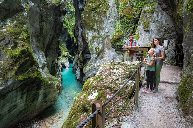 Družina uživa v razgledih na ozka korita Tolminke in zelenomodro reko Tolminko.