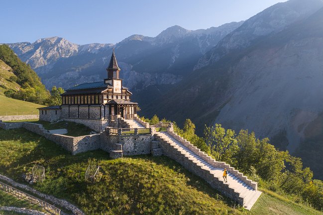 L'ospite sale i numerose scale di pietra della chiesa commemorativa.