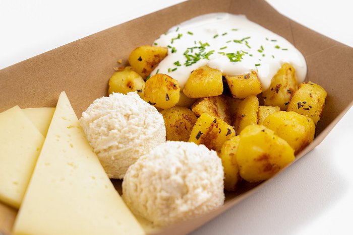 Bovec kitch\'n • „Čompe in skuta“ mit Schafskäse und Schnittlauchsoße • Soča Valley Finest