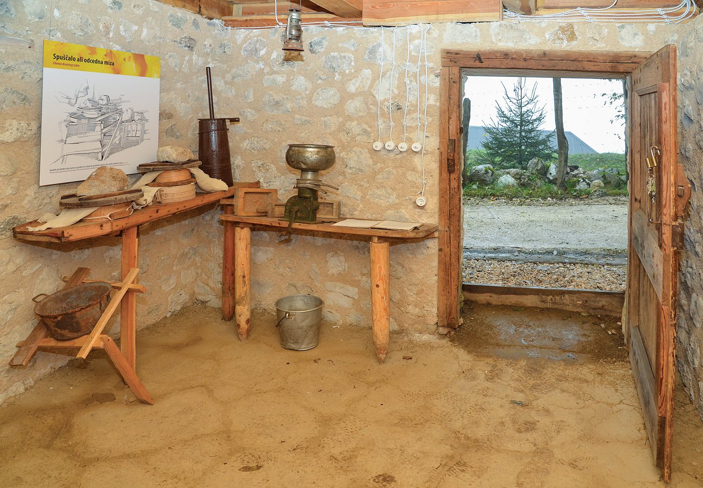 Molkerei am Ravni Laz - Eingang zur Käserei