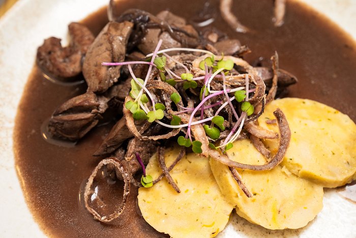 Gästehaus Hedvika • Lammleber mit Zwiebelsauce und Semmelknödel • Soča Valley Finest