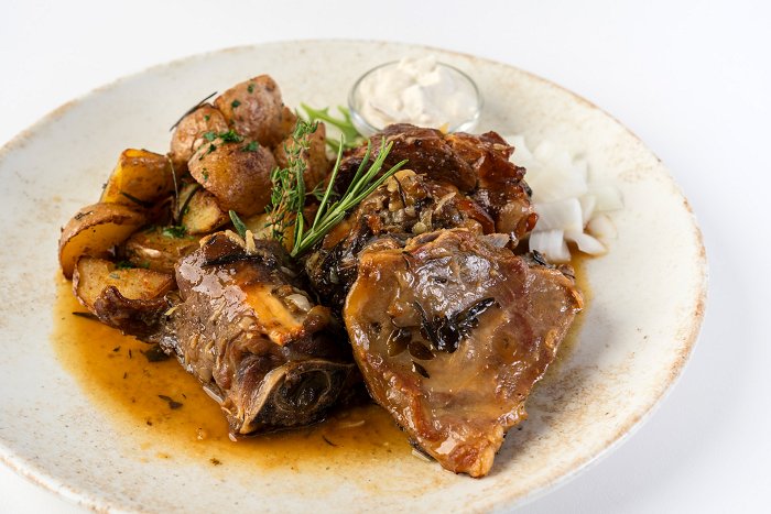 Gästehaus Hedvika • Lammbraten aus dem Ofen mit Kartoffeln • Soča Valley Finest